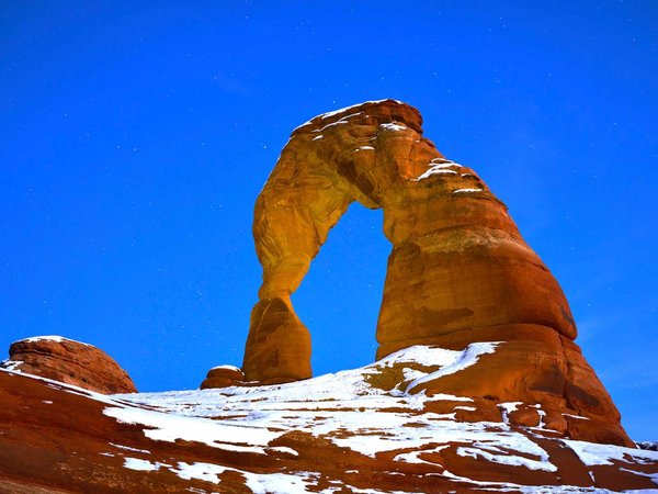 Delicate Arch at night in Arches National Park, Utah in winter