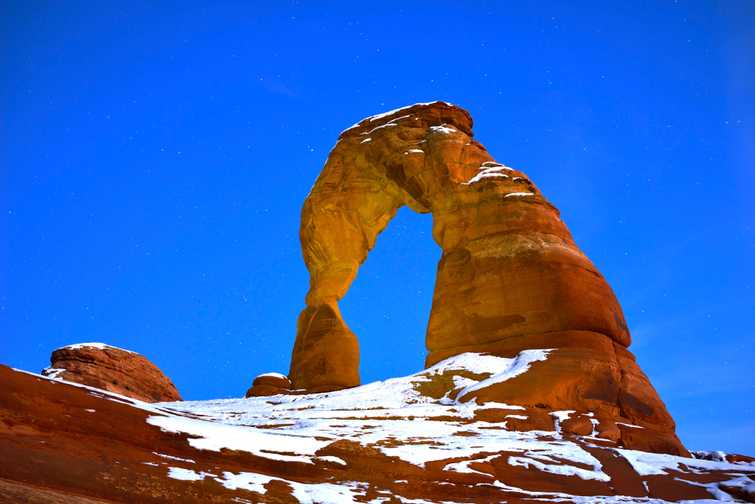Delicate Arch at night in Arches National Park, Utah in winter
